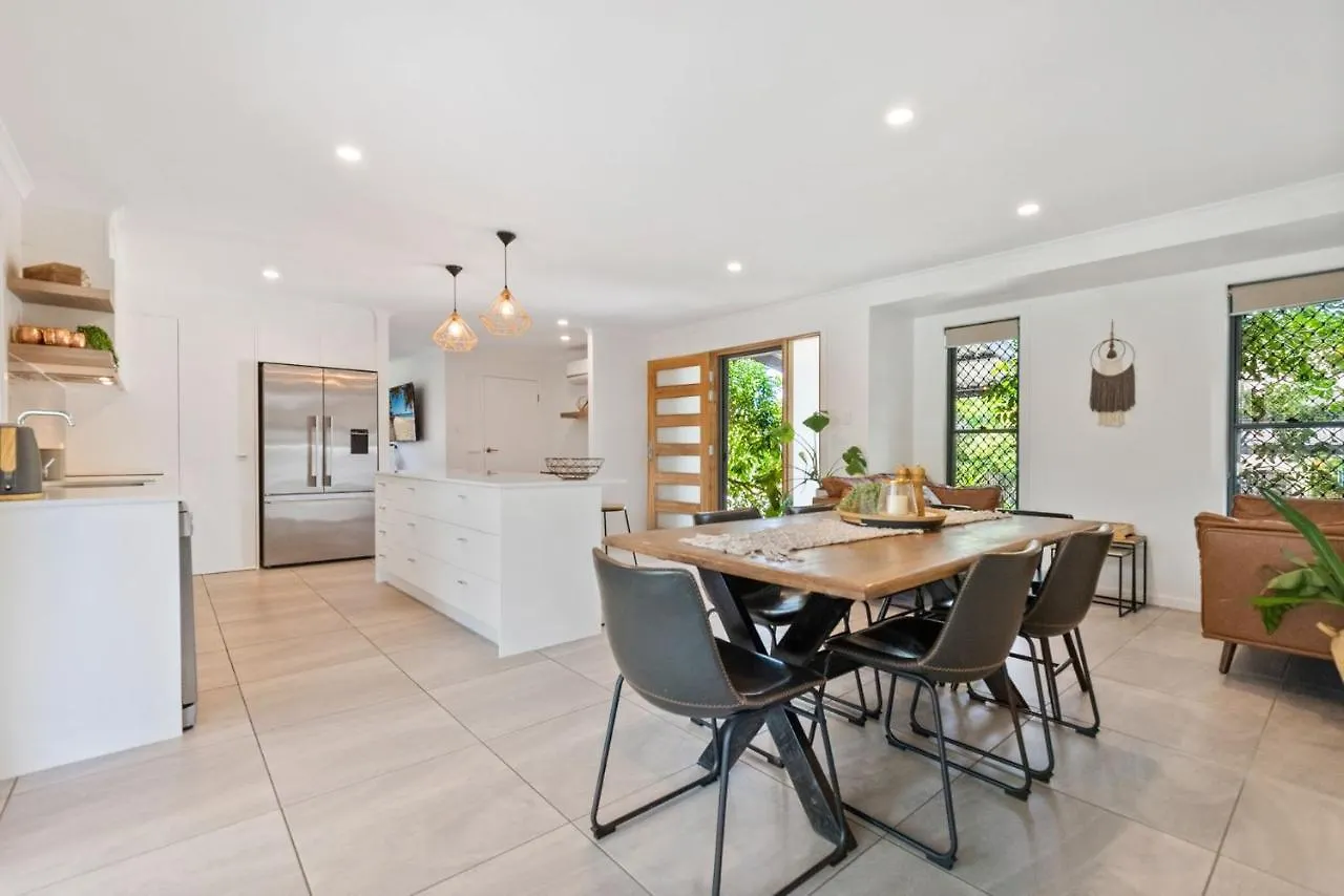 4 Bedroom Gem With Air Conditioning, A Great Outdoor Area Including Pool And You Can Bring A Small Dog. Maroochydore 0*,