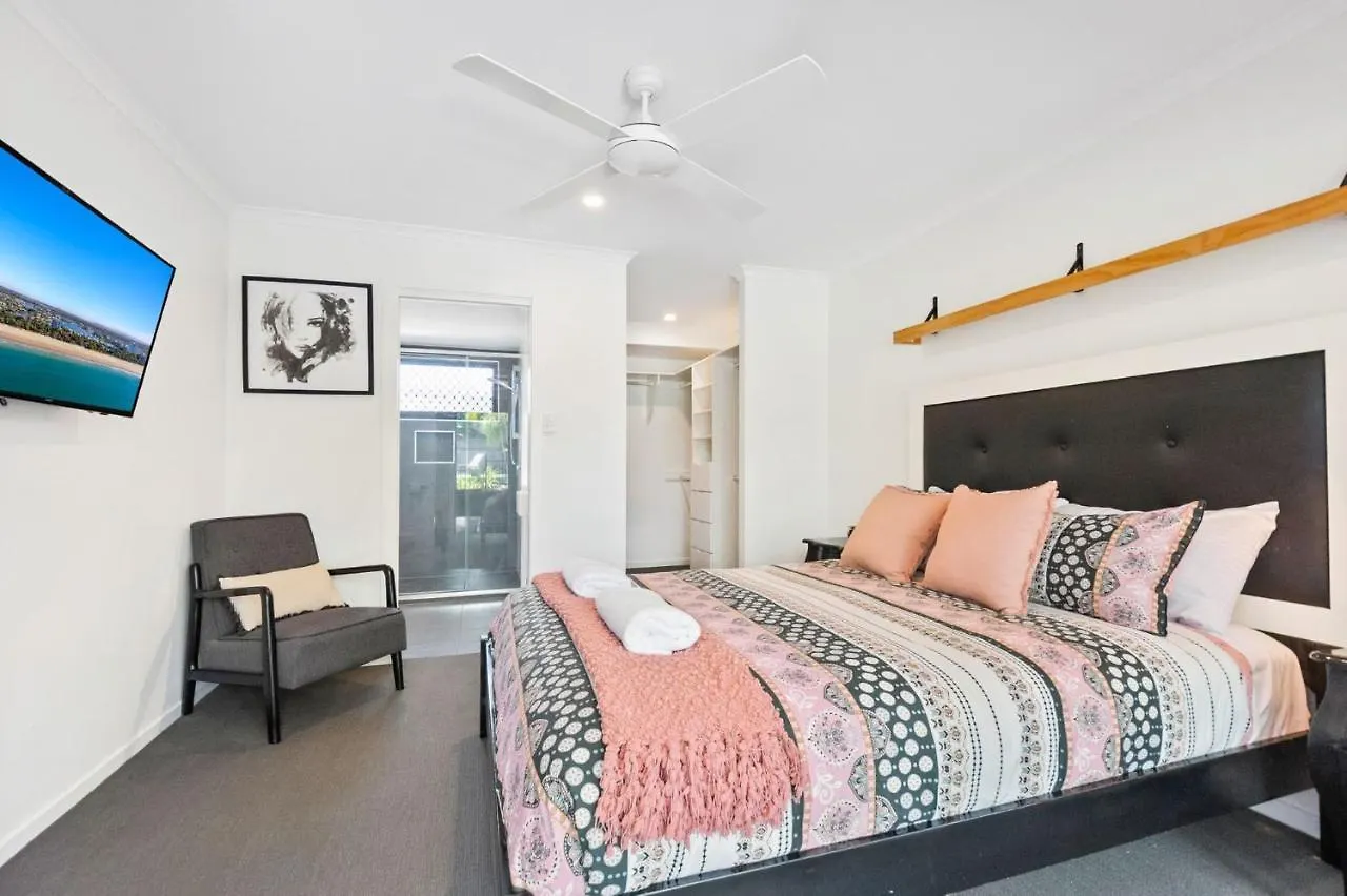 4 Bedroom Gem With Air Conditioning, A Great Outdoor Area Including Pool And You Can Bring A Small Dog. Maroochydore Tatil Evi