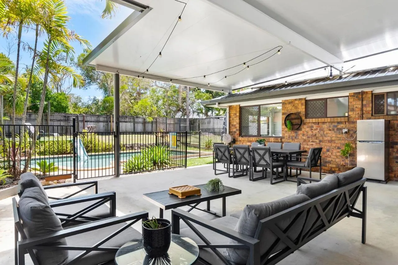 4 Bedroom Gem With Air Conditioning, A Great Outdoor Area Including Pool And You Can Bring A Small Dog. Maroochydore 0*,  Avustralya