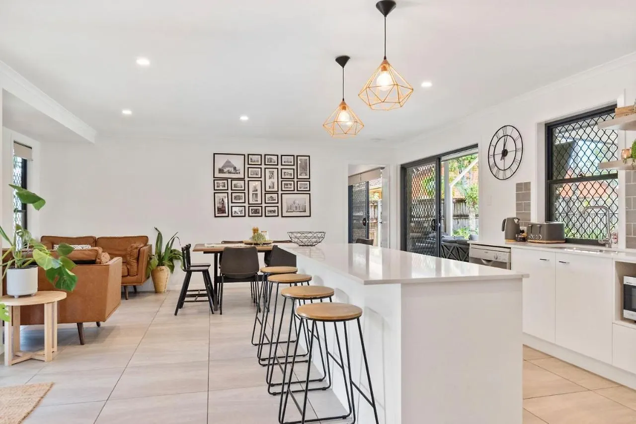 Tatil Evi 4 Bedroom Gem With Air Conditioning, A Great Outdoor Area Including Pool And You Can Bring A Small Dog. Maroochydore