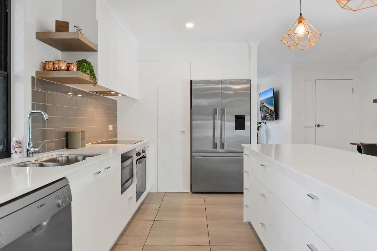 4 Bedroom Gem With Air Conditioning, A Great Outdoor Area Including Pool And You Can Bring A Small Dog. Maroochydore