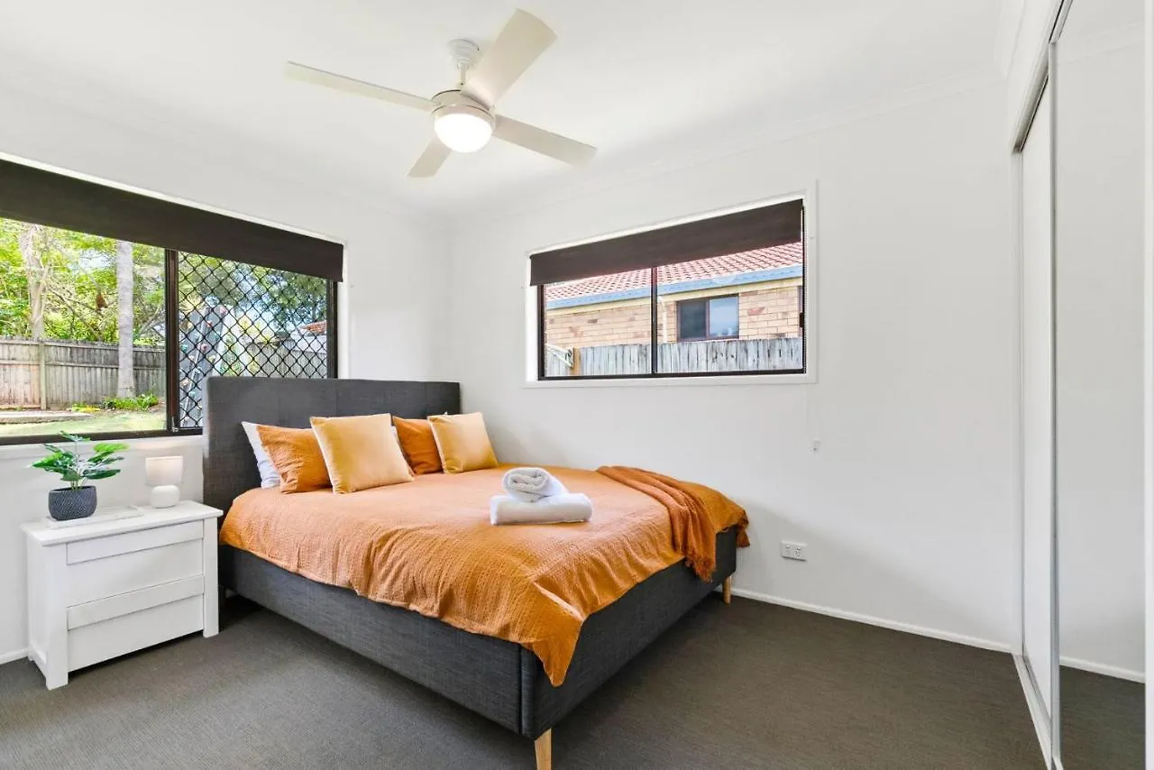 4 Bedroom Gem With Air Conditioning, A Great Outdoor Area Including Pool And You Can Bring A Small Dog. Maroochydore