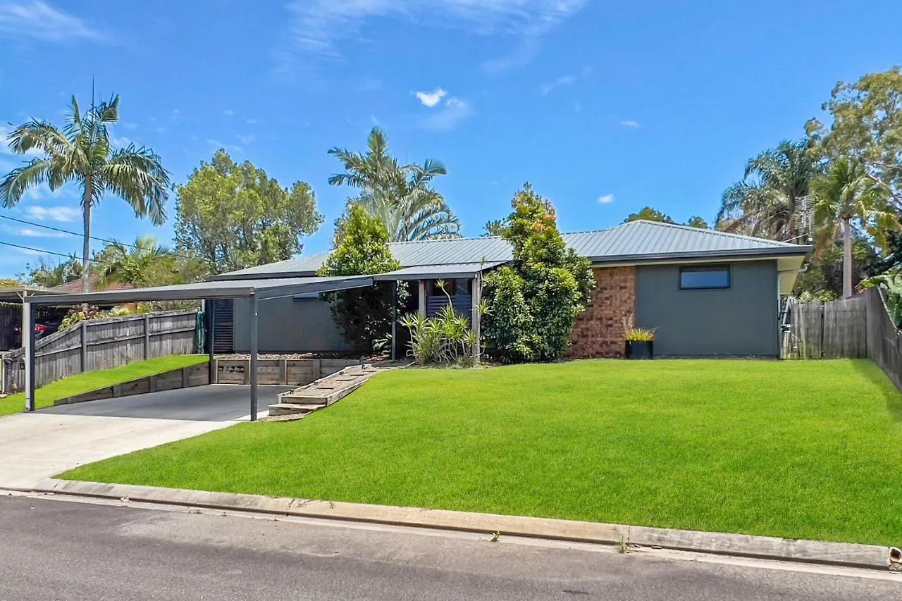 4 Bedroom Gem With Air Conditioning, A Great Outdoor Area Including Pool And You Can Bring A Small Dog. Maroochydore Tatil Evi
