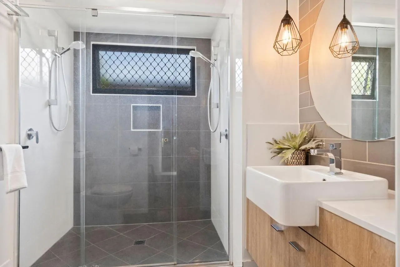 4 Bedroom Gem With Air Conditioning, A Great Outdoor Area Including Pool And You Can Bring A Small Dog. Maroochydore 0*,  Avustralya