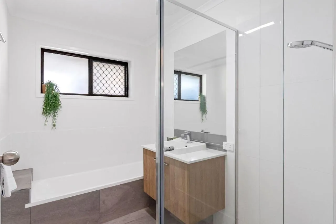 4 Bedroom Gem With Air Conditioning, A Great Outdoor Area Including Pool And You Can Bring A Small Dog. Maroochydore Avustralya